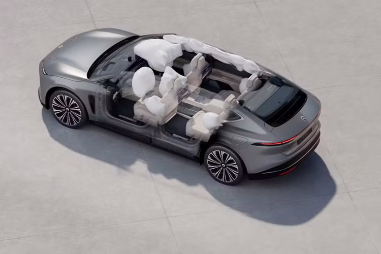 Và giống như các xe khác của Nio, mẫu ET9 cũng hỗ trợ tính năng đổi pin chỉ trong 3 phút. Tại “quê nhà” Trung Quốc, giá xe Nio ET9 2024 được mở bán với giá khởi điểm là 800.000 NDT (khoảng 2,7 tỷ đồng). Hiện tại khách hàng đã có thể đặt mua xe, tuy nhiên phải đợi đến năm 2025 mới được nhận bàn giao xe.