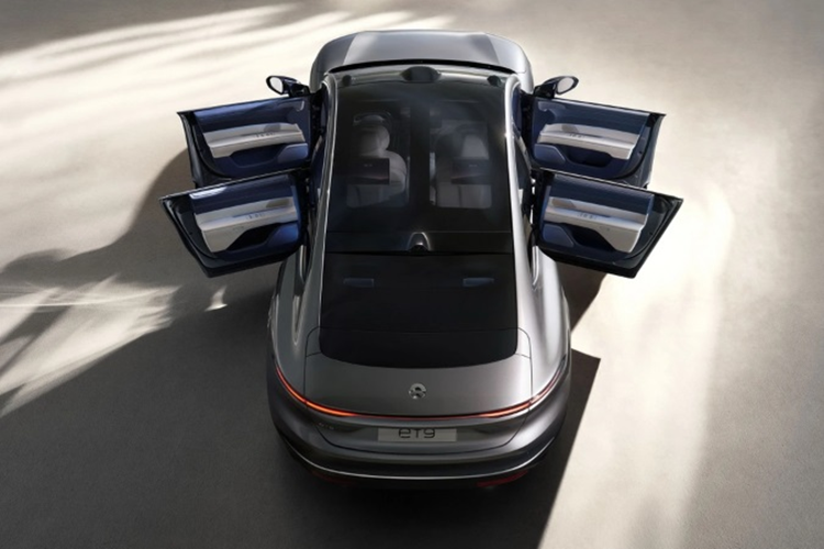 Mẫu xe này dùng nền tảng khung gầm thế hệ thứ ba của Nio, với kết cấu 900V lần đầu tiên có trên xe Trung Quốc, hoạt động ở điện áp cao nhất 925V, cho phép xe sạc siêu nhanh với công suất cao nhất 600kW và dòng điện cao nhất 765A. Cụm pin dung lượng 120kWh với 46.105 thỏi cho xe khả năng chạy thêm 255 km chỉ sau 5 phút sạc.