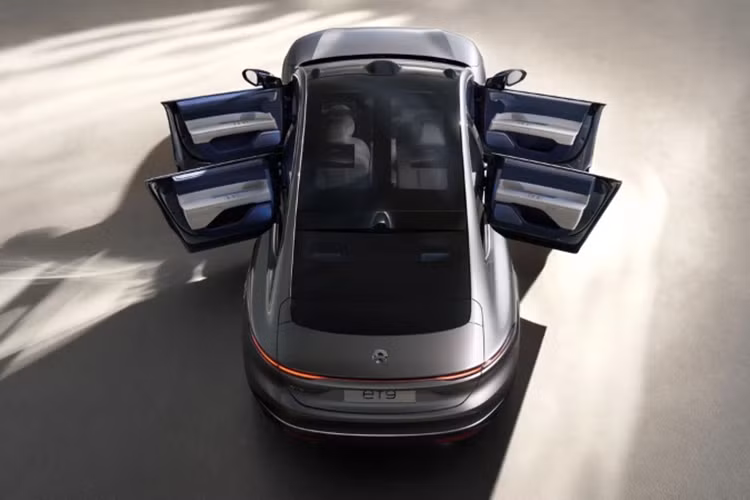 Mẫu xe này dùng nền tảng khung gầm thế hệ thứ ba của Nio, với kết cấu 900V lần đầu tiên có trên xe Trung Quốc, hoạt động ở điện áp cao nhất 925V, cho phép xe sạc siêu nhanh với công suất cao nhất 600kW và dòng điện cao nhất 765A. Cụm pin dung lượng 120kWh với 46.105 thỏi cho xe khả năng chạy thêm 255 km chỉ sau 5 phút sạc.