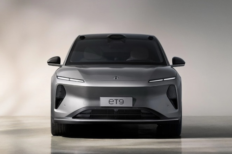 Đây cũng là mẫu xe đầu tiên trên thế giới sử dụng chip hệ thống 5nm mang lại khả năng xử lý vượt trội. Hàng ghế thứ 2 của xe được thiết kế theo phong cách khoang thương gia máy bay với lưng ghế có thể ngả tới 45 độ, đệm ghế siêu dày và có thể thực hiện 11 điều chỉnh chỉ với một nút bấm.