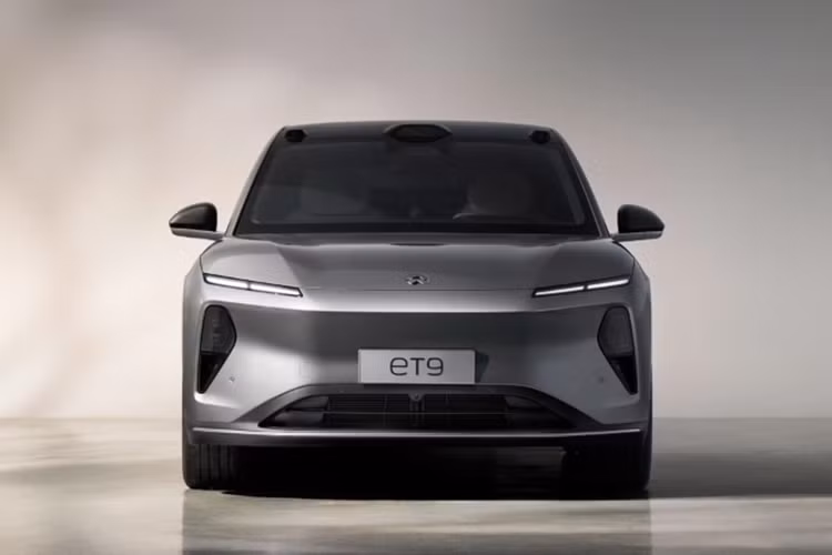 Đây cũng là mẫu xe đầu tiên trên thế giới sử dụng chip hệ thống 5nm mang lại khả năng xử lý vượt trội. Hàng ghế thứ 2 của xe được thiết kế theo phong cách khoang thương gia máy bay với lưng ghế có thể ngả tới 45 độ, đệm ghế siêu dày và có thể thực hiện 11 điều chỉnh chỉ với một nút bấm.