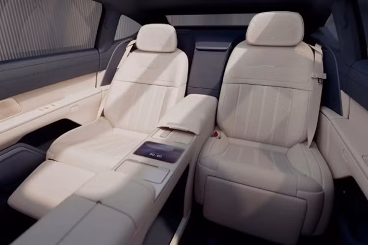 Không chỉ có hệ thống treo “xịn sò”, Nio ET9 còn sở hữu nhiều tiện ích sang trọng, hiện đại bên trong khoang cabin như: cụm điều khiển trung tâm dài 2 m, màn cảm ứng trung tâm 15,6 inch, vô lăng hình chữ nhật, cửa sổ trời và màn hình HUD. ET9 cũng có một màn hình riêng hiển thị trợ lý ảo cá nhân có tên NOMI.