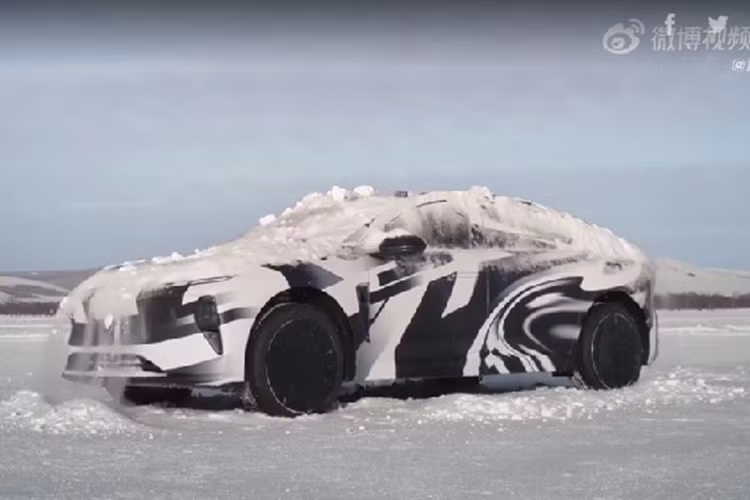 Cách đây vài tháng, Nio cũng test hệ thống treo của xe bằng cách đặt một tháp ly trên nắp capo và cho xe di chuyển qua gờ giảm tốc nhưng số nước trong ly không bị tràn ra và tháp ly cũng không hề bị dịch chuyển. Được biết, xe điện Nio ET9 được phát triển dựa trên nền tảng khung gầm có tên SkyRide Intelligent Chassis System.