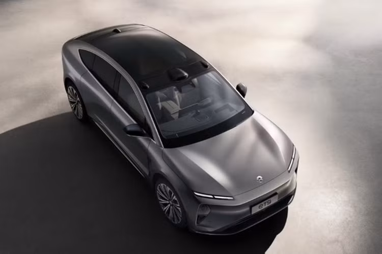 Cung cấp sức mạnh cho mẫu sedan cỡ lớn Nio ET9 là hai mô-tơ điện: mô tô phía trước là loại đồng bộ, cho công suất 241 mã lực và mô tô phía sau là loại nam châm vĩnh cửu cho công suất 456 mã lực. Kết hợp lại, xe có tổng công suất lên tới 697 mã lực.