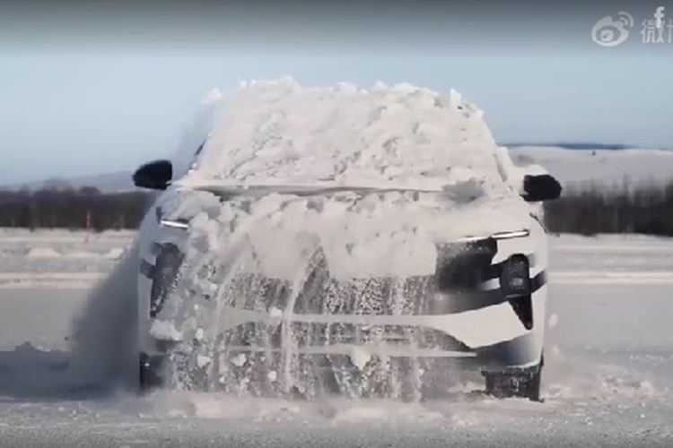 Khung gầm này tích hợp 3 yếu tố là hệ thống đánh lái điện tử Steer-by-wire, công nghệ đánh lái trục sau Rear Wheel Steering và hệ thống treo chủ động toàn phần Fully Active Suspension đầu tiên trên thế giới.