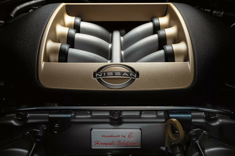 Ngoài ra, bản đặc biệt GT-R T-spec Takumi 2024 còn nhận được những cải tiến về mặt cơ học, bao gồm phanh gốm carbon GT-R NISMO, mâm đúc NISMO 20 inch sơn vàng của Rays và chắn bùn phía trước rộng hơn. Hệ thống cân bằng điện tử được tinh chỉnh theo tiêu chí riêng của NISMO, mang đến thêm sự ổn định.