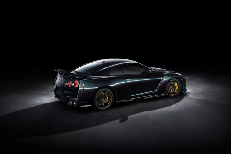 Bên trong nội thất chiếc GT-R Skyline Edition 2024 cũng là màu xanh, nhưng là tông Sora Blue được dùng cho chất liệu da bọc ghế và các thành phần xung quanh. Nissan mô tả phiên bản này được tạo ra để nhấn mạnh “vẻ đẹp tươi tắn được tìm thấy khi ngắm nhìn các đường chân trời trên khắp Nhật Bản”.
