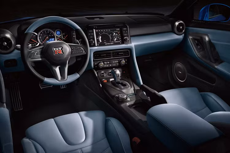 Đáng chú ý, động cơ của mỗi xe được lắp ráp bằng tay bởi một trong bốn kỹ sư bậc thầy của Nissan, được gọi là các “nghệ nhân” Takumi trong tiếng Nhật. Vì vậy, mỗi chiếc GT-R sẽ mang huy hiệu Takumi gắn liền với tên kỹ sư tương ứng.