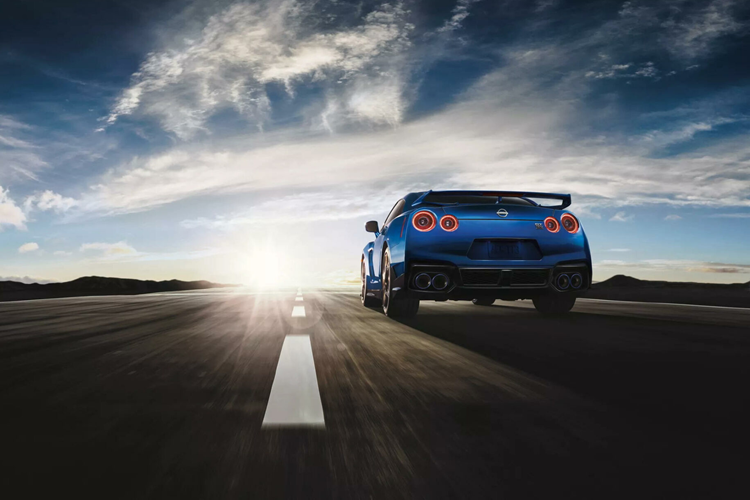 Theo Nissan, cả 2 phiên bản Nissan GT-R Skyline Edition và Takumi Edition vẫn được trang bị động cơ V6 twin-turbo 3.8L, công suất 570 mã lực và mô-men xoắn 637 Nm.