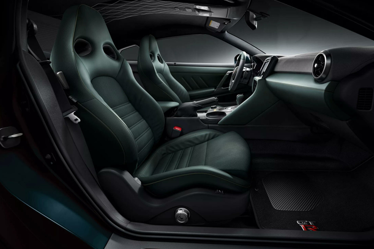 Phiên bản GT-R Takumi Edition 2024 ra đời như một sự tôn vinh công sức lao động, tinh thần cống hiến và sự tỉ mỉ, chú ý đến từng chi tiết dù là nhỏ nhất của những kỹ sư này. Vì vậy huy hiệu Takumi sẽ được khắc ký tự màu đỏ đặc biệt kết hợp với thẻ số VIN màu vàng trong khoang động cơ.