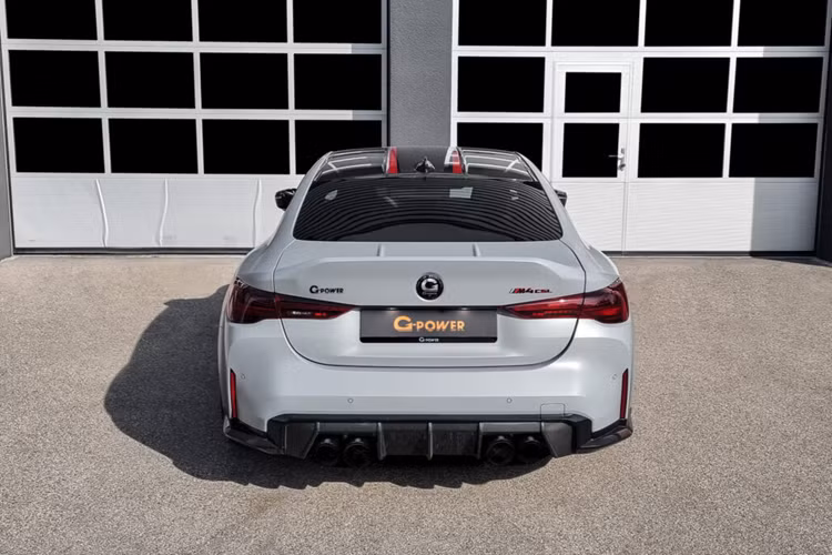 Tùy thuộc vào sở thích của chủ sở hữu, nội thất có thể được nâng cấp bao gồm lẫy chuyển số bằng sợi carbon, thảm sàn nhung và ghế bọc có họa tiết mới.