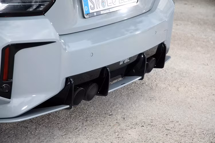 Ở phía sau xe được trang bị một cánh gió cố định lớn của Alpha-N được sơn màu xám Brooklyn để phù hợp với phần còn lại của thân xe. Xưởng độ Extreme Customs đã hoàn thiện các chi tiết với bộ khuếch tán phía sau cũng được nâng cấp cùng một số logo biểu thị các chi tiết độ.