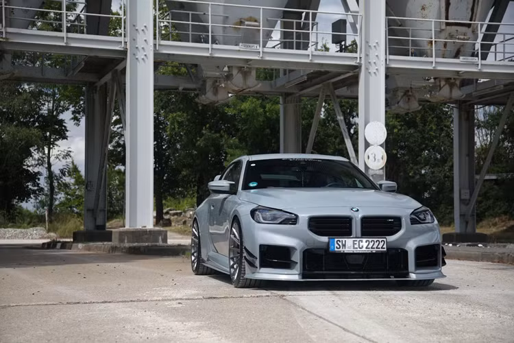 Ngoài ra, BMW M2 độ AC Schnitzer cũng được trang bị một số chi tiết nâng cấp bao gồm các cánh gió bên và lưới tản nhiệt phía dưới được sửa đổi với các thanh vây màu đen có thiết kế sắc sảo.