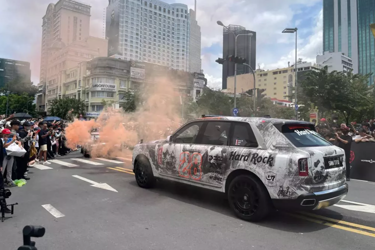 Động cơ kết hợp với hộp số tự động ZF 8 cấp, hệ dẫn động 4 bánh toàn thời gian và hệ thống đánh lái 4 bánh hoàn toàn mới dành cho xe Rolls-Royce Cullinan bản Black Badge, nhờ đó, xe dễ dàng tăng tốc từ vị trí xuất phát lên 100 km/h chỉ trong thời gian 5 giây trước khi đạt vận tốc tối đa 250 km/h.