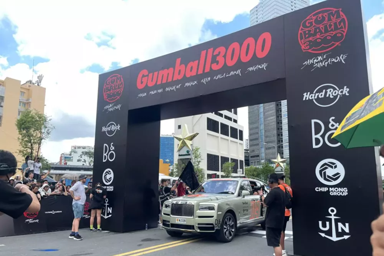 Hãng xe siêu sang Rolls-Royce còn cải thiện sức mạnh cho xe Cullinan Black Badge so với bản tiêu chuẩn. Xe vẫn được trang bị động cơ V12, tăng áp kép, dung tích 6.75 lít nhưng sản sinh công suất tối đa 592 mã lực, mạnh hơn 29 mã lực và mô-men xoắn cực đại tăng 50 Nm lên mức 900 Nm so với Rolls-Royce Cullinan bản tiêu chuẩn.