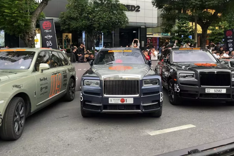 Cuối cùng, dòng xe SUV siêu sang Rolls-Royce Cullinan phiên bản Black Badge còn sở hữu thêm tùy chọn chính là bộ mâm 5 chấu kép dạng nan hoa sơn 2 màu đối lập rất đẹp mắt. Đây là 1 trong các la-zăng thiết kế đẹp mắt nhất trên các dòng xe SUV hiện nay.