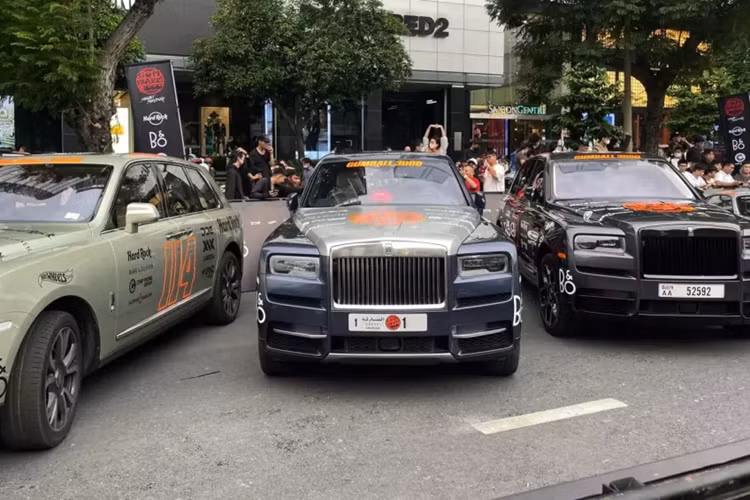 Cuối cùng, dòng xe SUV siêu sang Rolls-Royce Cullinan phiên bản Black Badge còn sở hữu thêm tùy chọn chính là bộ mâm 5 chấu kép dạng nan hoa sơn 2 màu đối lập rất đẹp mắt. Đây là 1 trong các la-zăng thiết kế đẹp mắt nhất trên các dòng xe SUV hiện nay.