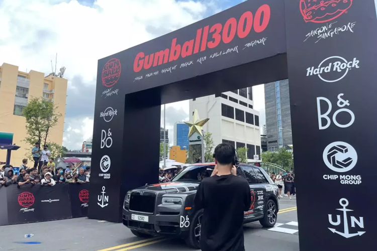 Tại hành trình siêu xe Gumball 3000 2024 đang diễn ra những chặng cuối cùng, có lẽ nhiều người sẽ rất chú ý đến 1 chiếc xe đặc biệt, đó là SUV siêu sang Rolls-Royce Cullinan của đội 01, vì chiếc xe này thoạt nhìn không có gì nổi bật, ngoại thất vẫn là màu xanh của xe nguyên bản, không được dán đề-can với các màu sắc lòe loẹt, nhưng nó lại thu hút sự quan tân vì mang biển số 01.