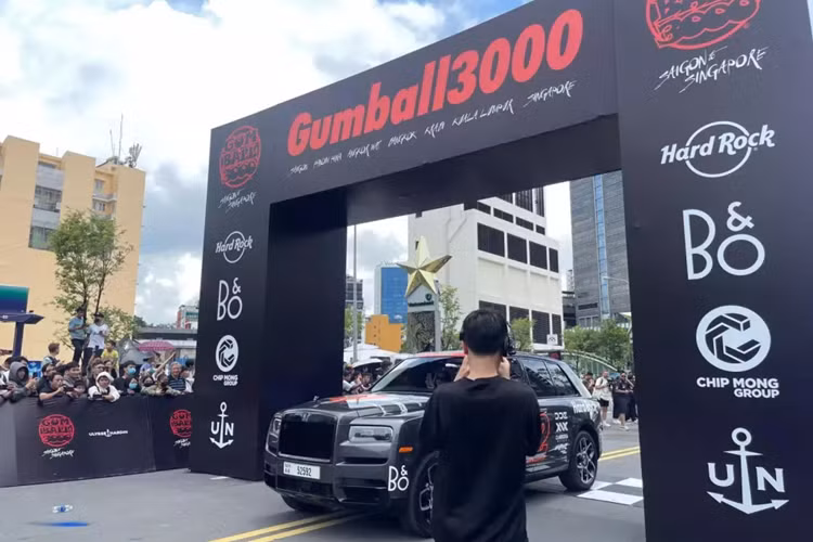 Tại hành trình siêu xe Gumball 3000 2024 đang diễn ra những chặng cuối cùng, có lẽ nhiều người sẽ rất chú ý đến 1 chiếc xe đặc biệt, đó là SUV siêu sang Rolls-Royce Cullinan của đội 01, vì chiếc xe này thoạt nhìn không có gì nổi bật, ngoại thất vẫn là màu xanh của xe nguyên bản, không được dán đề-can với các màu sắc lòe loẹt, nhưng nó lại thu hút sự quan tân vì mang biển số 01.