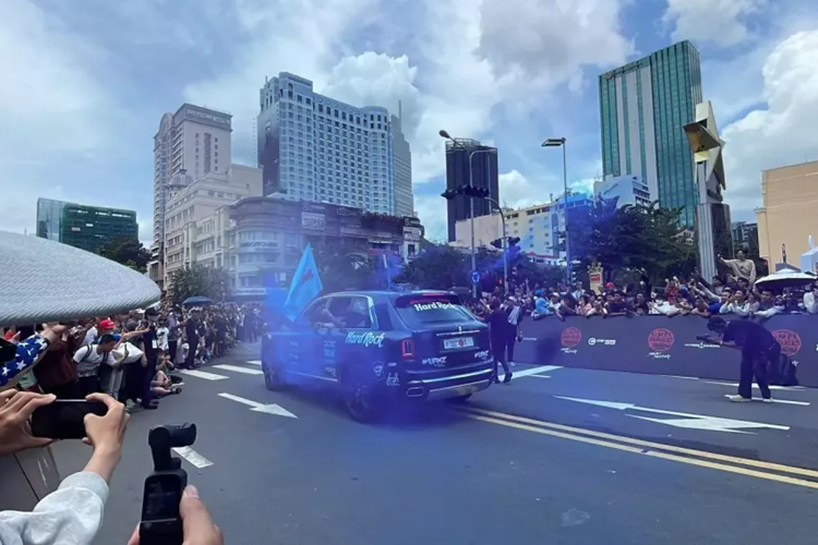 Tuy nhiên, biển số 01 của Rolls-Royce Cullinan này đến từ Sharjah và 1 số thông tin cho rằng nó được cấp cho các hoàng tộc UAE, đồng nghĩa không có đấu giá.