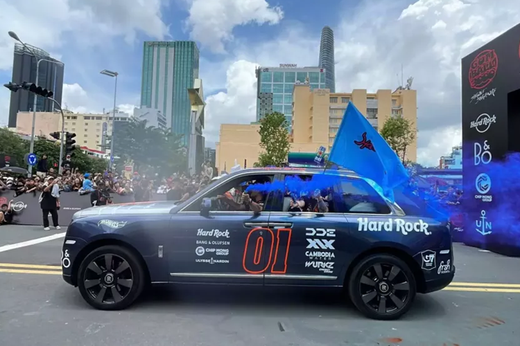 Ngoài chiếc SUV siêu sang Rolls-Royce Cullinan biển số 01 của đội 01 ra, còn có 3 chiếc Cullinan khác góp mặt, 2 xe được dán bộ áo rất lạ mắt, trong đó chiếc xe mang biển số của Singapore phối màu trắng-đen với điểm nhấn là hình ảnh chú gấu trúc lúc hiền diệu cũng như dữ dằn.