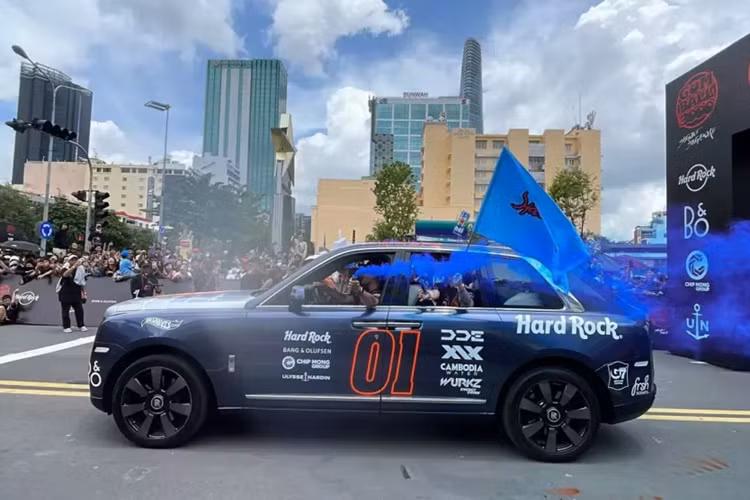 Ngoài chiếc SUV siêu sang Rolls-Royce Cullinan biển số 01 của đội 01 ra, còn có 3 chiếc Cullinan khác góp mặt, 2 xe được dán bộ áo rất lạ mắt, trong đó chiếc xe mang biển số của Singapore phối màu trắng-đen với điểm nhấn là hình ảnh chú gấu trúc lúc hiền diệu cũng như dữ dằn.