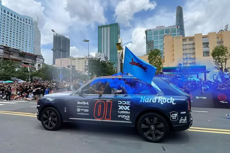 Câu chuyện về các biển số độc nhất vô nhị (01) của giới đại gia Trung Đông từng gây xôn xao giới truyền thông quốc tế rất nhiều, vì có biển được mang ra đấu giá được các tỷ phú trả hơn chục triệu đô la, và tất nhiên khi gắn vào xe nào, nó sẽ trở thành chiếc xe đắt đỏ nhất thế giới.