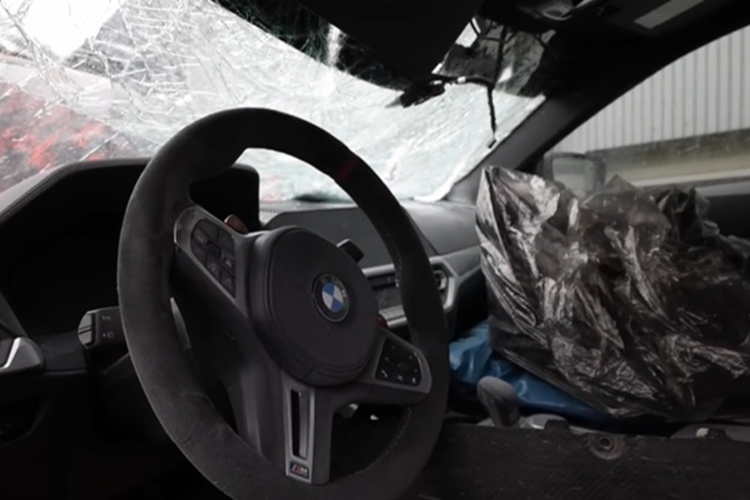 Phần đầu xe BMW M4 bị móp méo, kính chắn gió vỡ vụn, túi khí trên xe cũng nổ gần hết. May mắn Charoudin và khách mời ngồi trong xe đều không bị thương nặng.