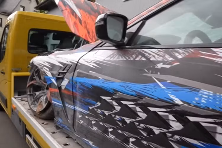 Tuy nhiên, trong một buổi hướng dẫn lái xe đua với chiếc xe BMW M4 của khách mời gần đây, Misha Charoudin đã để xảy ra một sự cố đáng tiếc.