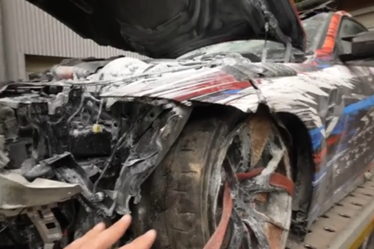 Thực tế, đây không phải lần đầu tiên youtuber này làm hỏng xe của khách mời. Trước đó, Charoudin cũng từng đã gây tai nạn khi lái một chiếc BMW E30, một chiếc Mazda Miata và một chiếc xe đua Toyota GR 86 trên đường đua này Nurburgring.