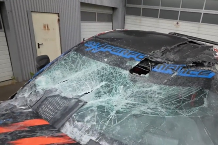 Cụ thể, khi Misha Charoudin cầm lái BMW M4 di chuyển đến khúc cua "tử thần" thì bất ngờ mất phanh và lao nhanh về phía hàng rào an toàn với tốc độ 128 km/h. Cú va chạm mạnh khiến chiếc BMW M4 bay lên không trung rồi đâm thẳng đầu vào hàng rào.