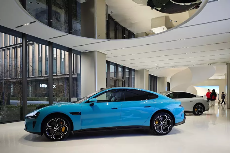 Thiết kế ngoại thất của mẫu xe này cũng thu hút sự chú ý vì có một số nét giống Porsche, McLaren, Aston Martin và Lamborghini. Xe sở hữu hệ thống đèn LED, vành la-zăng 19 inch hoặc 20 inch, gương chiếu hậu không viền, nóc dốc mượt mà về phía sau và cánh gió đuôi chủ động.