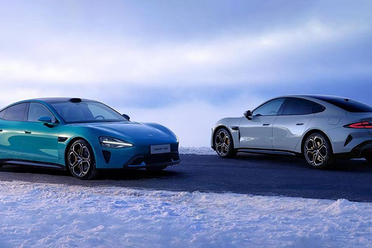 Pin 73,6 kWh là loại LFP do BYD sản xuất, mang đến quãng đường di chuyển 668 km theo chu trình thử nghiệm CLTC. Trong khi đó, pin 101 kWh là loại lithium Ternary do CATL sản xuất, cung cấp phạm vi hoạt động 800 km. Xiaomi SU7 phiên bản pin CATL có thể chạy 220 km sau 5 phút sạc và 510 km sau 15 phút sạc.