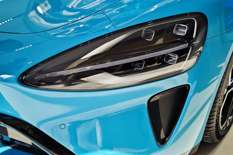 Theo công bố của Xiaomi, mẫu sedan Xiaomi SU7 thuần điện này sở hữu 1 cảm biến LiDAR, 11 camera độ nét cao, 3 radar sóng milimet và 12 radar siêu âm. Nhờ đó, xe có khả năng lái bán tự động trên cao tốc cũng như đỗ tự động. Trong năm 2024, hãng Xiaomi sẽ tiếp tục thử nghiệm để SU7 có thể tự lái trong thành phố.