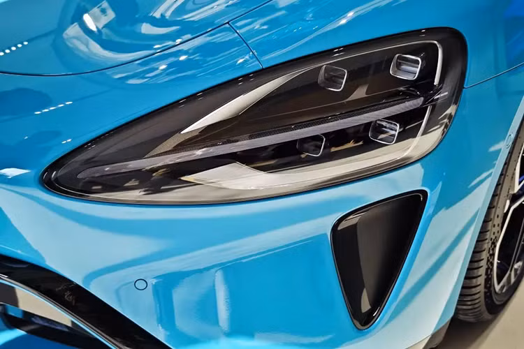 Theo công bố của Xiaomi, mẫu sedan Xiaomi SU7 thuần điện này sở hữu 1 cảm biến LiDAR, 11 camera độ nét cao, 3 radar sóng milimet và 12 radar siêu âm. Nhờ đó, xe có khả năng lái bán tự động trên cao tốc cũng như đỗ tự động. Trong năm 2024, hãng Xiaomi sẽ tiếp tục thử nghiệm để SU7 có thể tự lái trong thành phố.