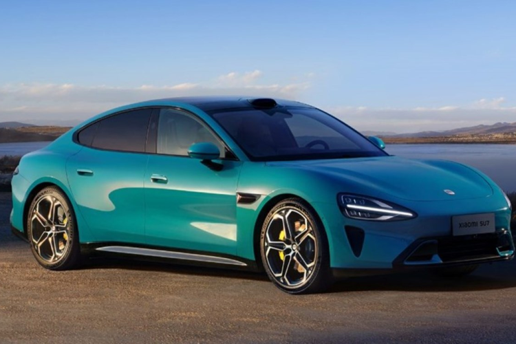 Trong khi đó, phiên bản AWD sở hữu mô-tơ điện mạnh 220 kW (299 mã lực) ở phía trước và 275 kW (373 mã lực) ở phía sau, cung cấp công suất tổng cộng 673 mã lực cùng mô-men xoắn cực đại 838 Nm. Pin của Xiaomi SU7 cũng có 2 loại với dung lượng 73,6 kWh và 101 kWh.
