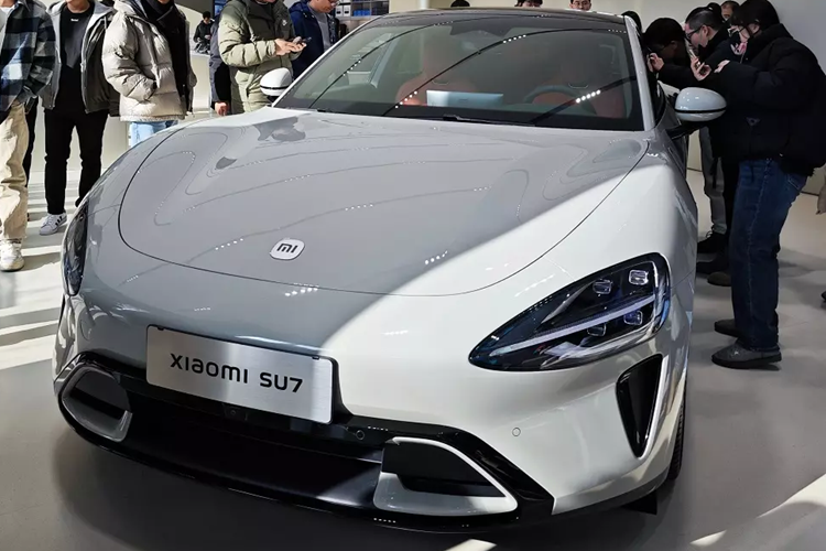 Vào hôm 28/12/2023 vừa qua, hãng điện thoại Xiaomi đã chính thức trình làng mẫu ô tô điện đầu tay mang tên SU7 trong sự kiện tổ chức tại quê nhà Trung Quốc. Rất nhanh sau đó, "gã khổng lồ" của ngành công nghệ này cũng tung ra đoạn video cho thấy khả năng Xiaomi SU7 tự đỗ xe.