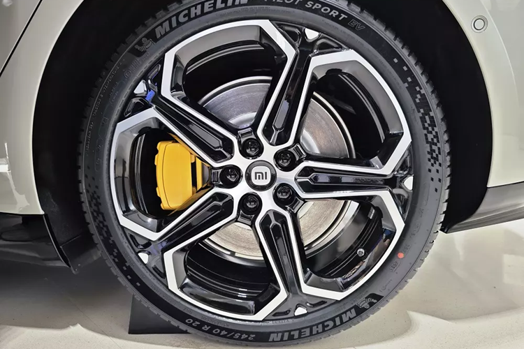 Bên cạnh các tính năng an toàn cũng như tự lái, Xiaomi SU7 còn được trang bị tổng cộng 5 màn hình, bao gồm bảng đồng hồ kỹ thuật số 7,1 inch có thể lật lên, màn hình cảm ứng trung tâm 16,1 inch có độ phân giải 3K, màn hình hiển thị thông tin kính lái HUD với kích thước 56 inch và 2 màn hình gối nằm trên lưng ghế trước.