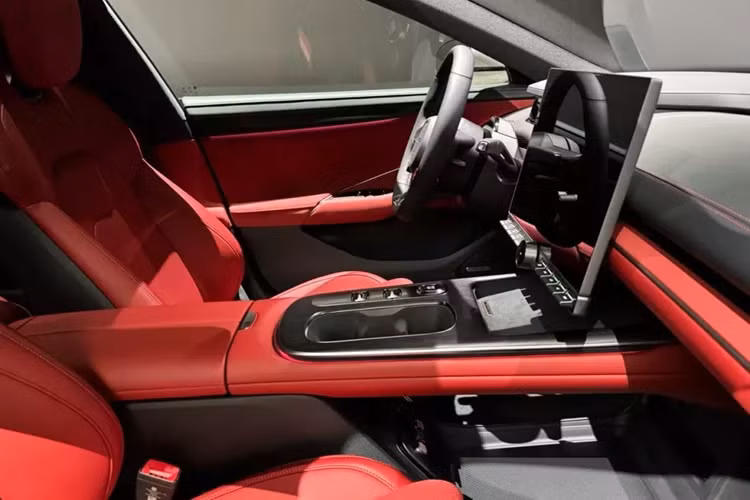 Xiaomi hiện là nhà sản xuất điện thoại thông minh lớn thứ 3 thế giới. Ngoài điện thoại, Xiaomi còn sản xuất hàng loạt mặt hàng điện tử tiêu dùng và phát triển các loại công nghệ, phần mềm khác. Do đó, không có gì bất ngờ khi mẫu ô tô đầu tiên của hàng này được trang bị nhiều công nghệ hiện đại.