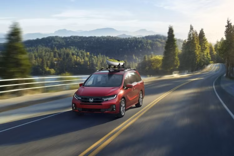 Hiện tại hệ thống này có màn hình 12,8 inch lớn hơn và đầu cắm HDMI đã được di chuyển. Trong khi Odyssey 2024 đã được cung cấp các phiên bản EX, EX-L, Sport và Touring thì phiên bản 2025 có những biến thể bao gồm EX-L cơ sở, Sport-L, Touring và Elite cao cấp nhất.