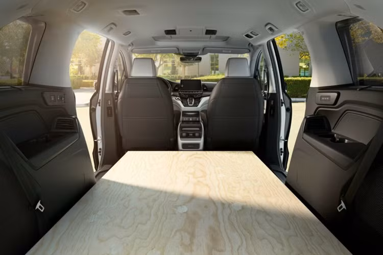 Tất cả các mẫu xe trong phiên bản 2025 đều có cụm đồng hồ kỹ thuật số 7 inch và màn hình cảm ứng màu 9 inch mở rộng với Apple CarPlay và Android Auto không dây. Honda đã bổ sung thêm một số cổng sạc USB-C, trang bị bộ sạc điện thoại không dây và cải tiến hệ thống giải trí phía sau.