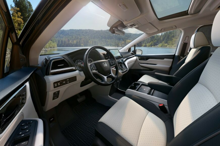 Cản sau cũng được thiết kế lại và có đèn phản quang dọc tương tự như Acura NSX. Hoàn thiện các bản nâng cấp nhẹ chính là hai màu ngoại thất mới: Solar Silver Metallic và Smoke Blue Pearl.