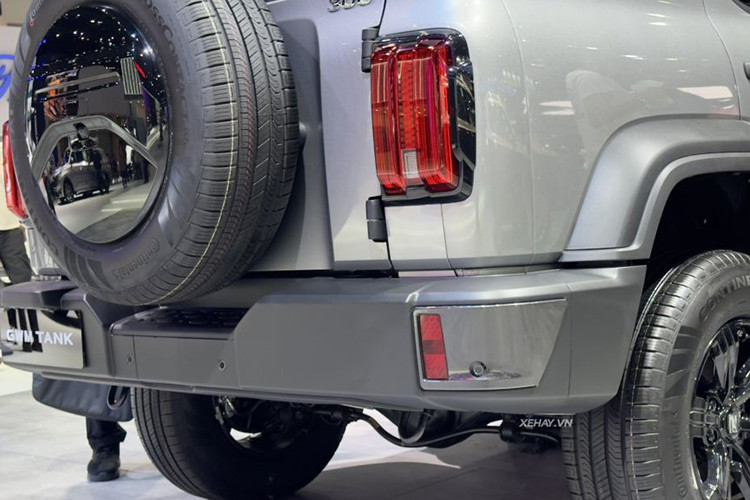 Phía sau xe Tank 300 có cụm đèn hậu được đặt dọc và lốp dự phòng trên cửa cốp. Cửa cốp sau dạng mở ngang, khá giống với kiểu thiết kế trên những chiếc xe địa hình Jeep Wrangler.