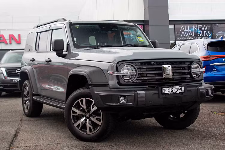 Khi về Việt Nam giá xe GWM Tank 300 sẽ cao hơn, nằm ở mốc hơn 1 tỷ đồng. Nếu như vậy, Tank 300 gần như không tạo lợi thế khi đứng cạnh đối thủ Fortuner (giá từ 1,055 tỷ đồng) hay Ford Everest (giá từ 1,099 tỷ đồng). 