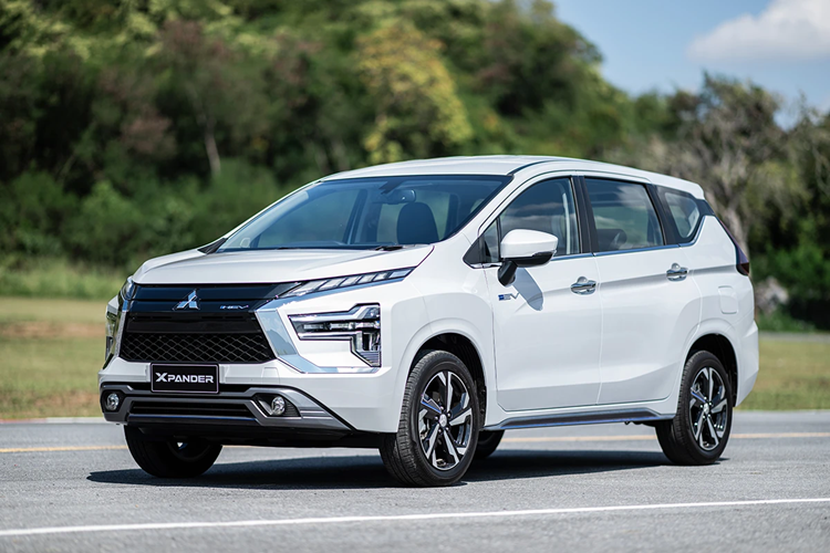 Kiểu dáng tổng thể của Mitsubishi Xpander 2024 bản HEV không có quá nhiều khác biệt so với Xpander tiêu chuẩn. Xe có kích thước tổng thể 4.595 x 1.750 x 1.750 mm, chiều dài trục cơ sở 2.775 mm. Xpander HEV có khoảng sáng gầm đạt mức 195 mm, trong khi bản Xpander Cross HEV là 205 mm.