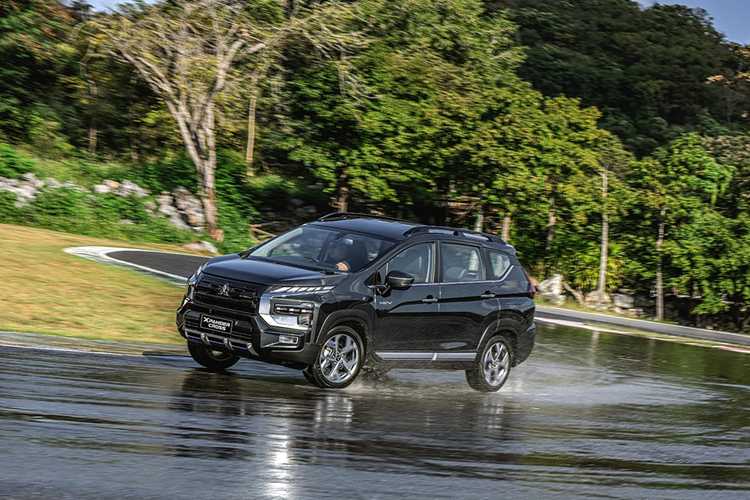 Tại Thái Lan, giá xe Mitsubishi Xpander HEV khởi điểm từ 25.665 USD và tăng lên 26.662 USD đối với phiên bản Xpander Cross HEV. Với sức hút của Xpander ở thời điểm hiện tại, nhiều khả năng mẫu xe này sẽ sớm được Mitsubishi giới thiệu tại thị trường Việt Nam.