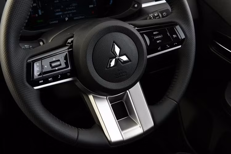 Vô lăng vẫn mang kiểu dáng 3 chấu nhưng có sự thay đổi cách bố trí hệ thống nút bấm, khu vực này cũng chuyển sang màu đen bóng thay vì đen mờ như Xpander trước đây.