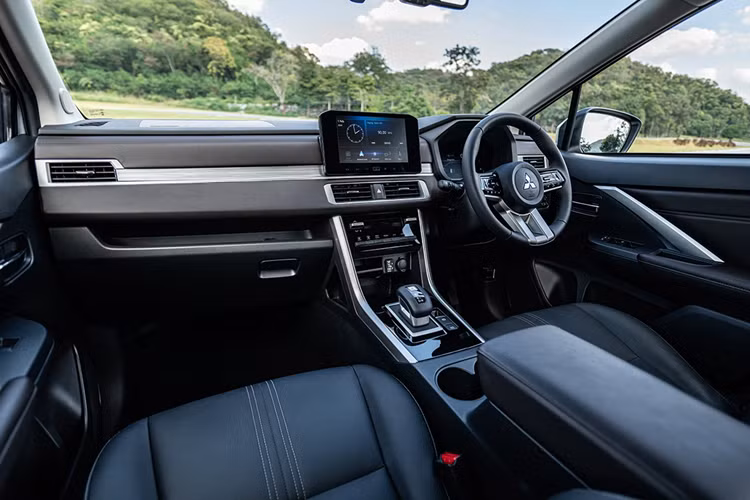 Trái với nét thiết kế quen thuộc bên ngoài, không gian bên trong của Xpander HEV thay đổi khá nhiều, chủ yếu tập trung ở khu vực người lái.