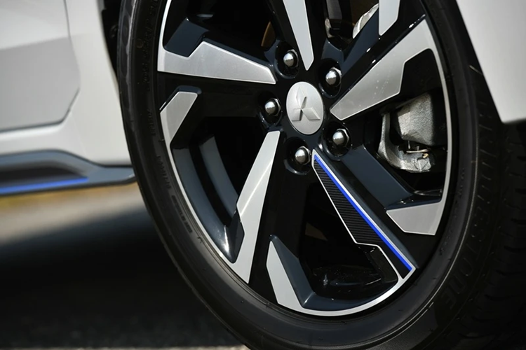 Xe dùng bộ mâm 17 inch, bọc bên ngoài là bộ lốp 205/55. Mitsubishi cho biết Xpander HEV được nâng cấp "dàn chân" với hệ thống treo mới êm ái hơn, ngoài ra xe còn bổ sung thêm phanh đĩa phía sau.