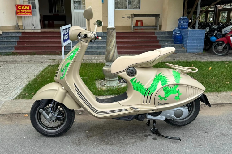 Tổng cộng trên thế giới, chỉ có đúng 1.888 chiếc xe ga Vespa 946 phiên bản Rồng cho năm Giáp Thìn được sản xuất, và đã có hơn 10 xe được mang về Việt Nam, trong đó, có 1 xe Vespa 946 bản rồng biển ngũ quý 5 tại TP HCM là 59G1-555.55.